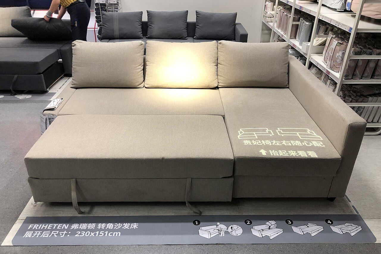 Ausgeklapptes Schlafsofa in einem Ausstellungsraum