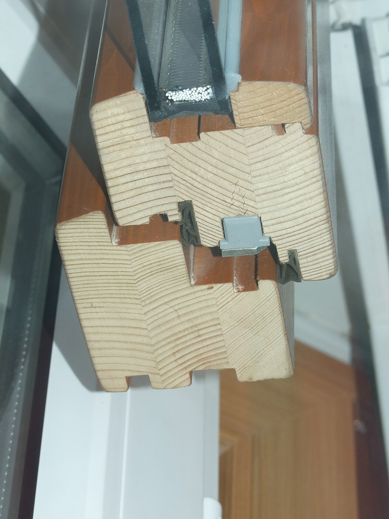 Muster eines Holzfensterprofils mit Isolierverglasung