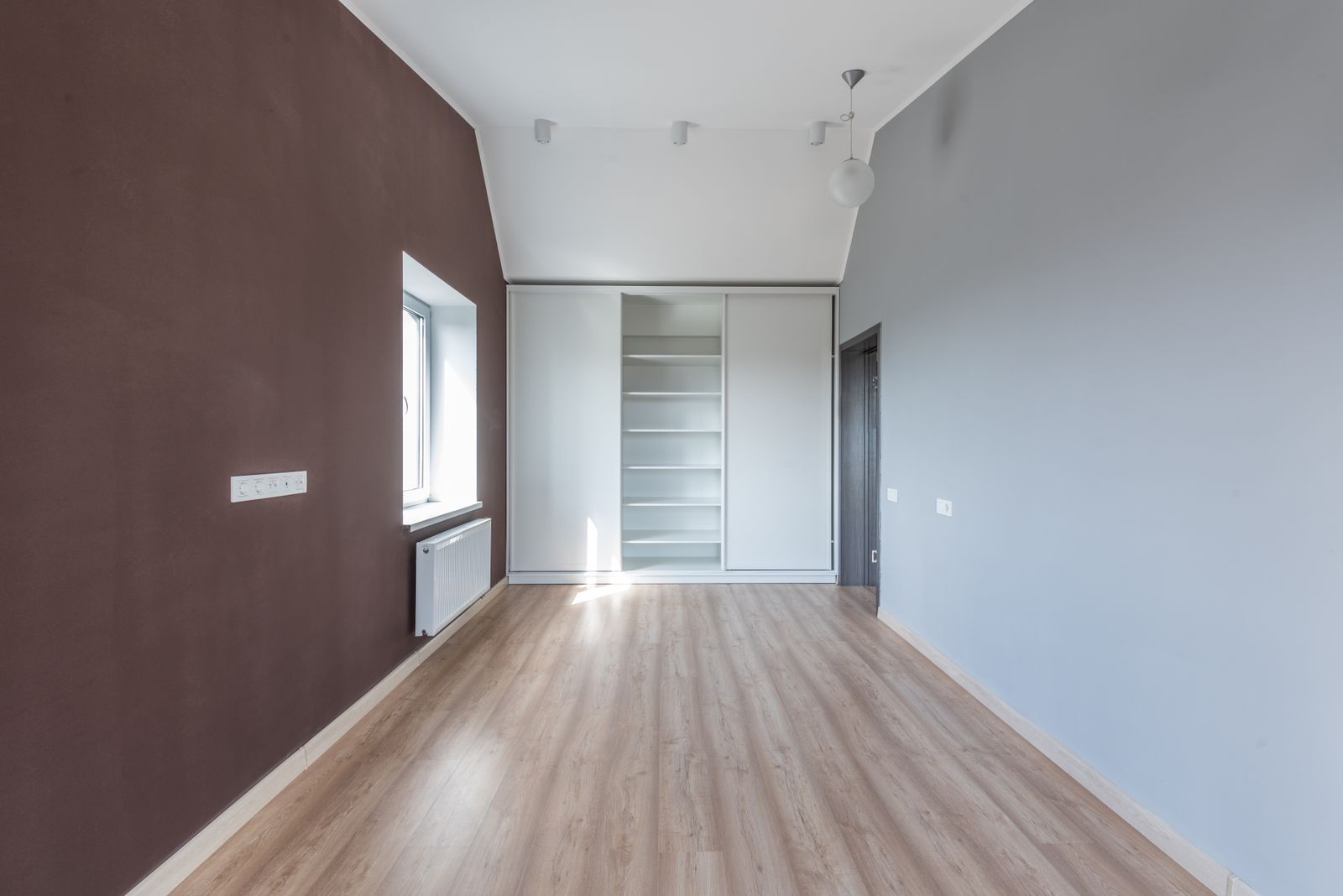 Leerer Raum mit Boden in Holzoptik und Tageslicht
